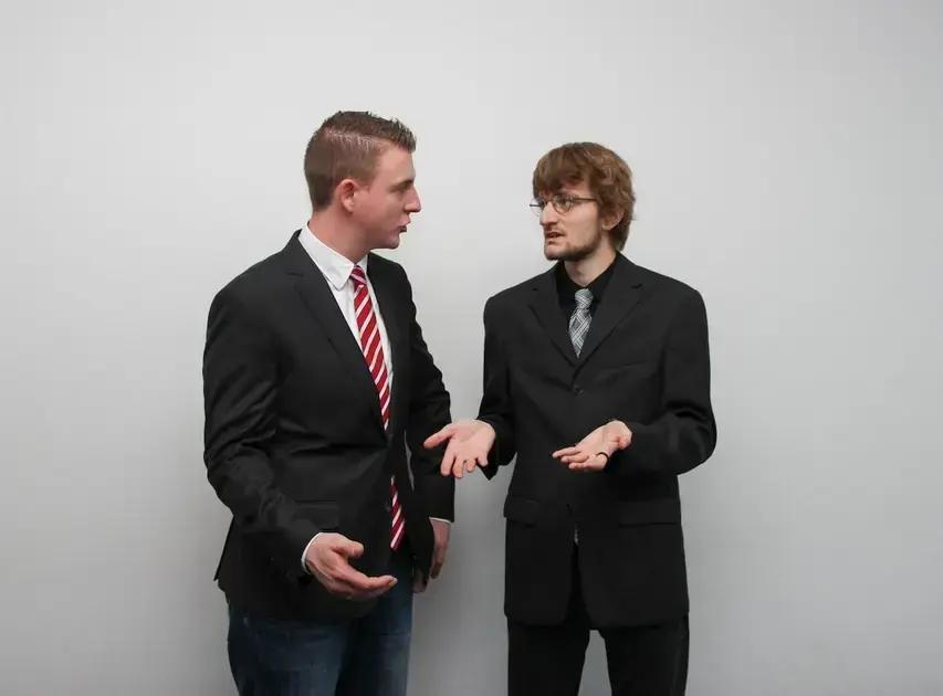 Lenguaje corporal y frases clave para presentaciones en inglés